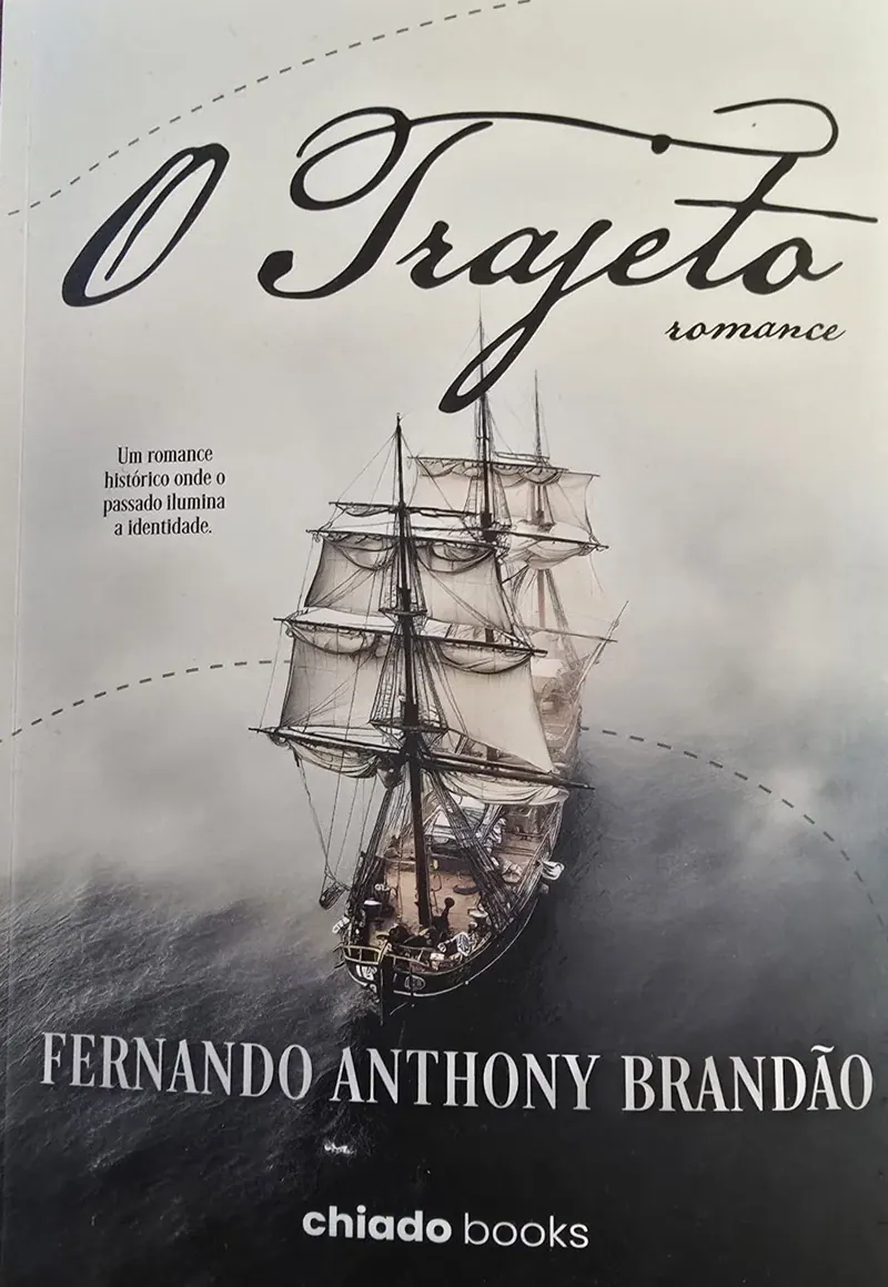 Capa de O Trajeto, romance de Fernando Anthony Brandão, com um veleiro antigo no mar, em névoa